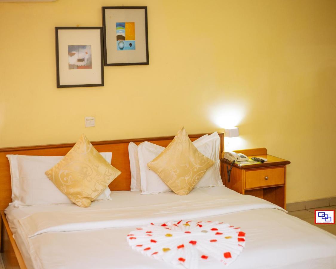 Hotel Marjorie 'Y' Tema Buitenkant foto